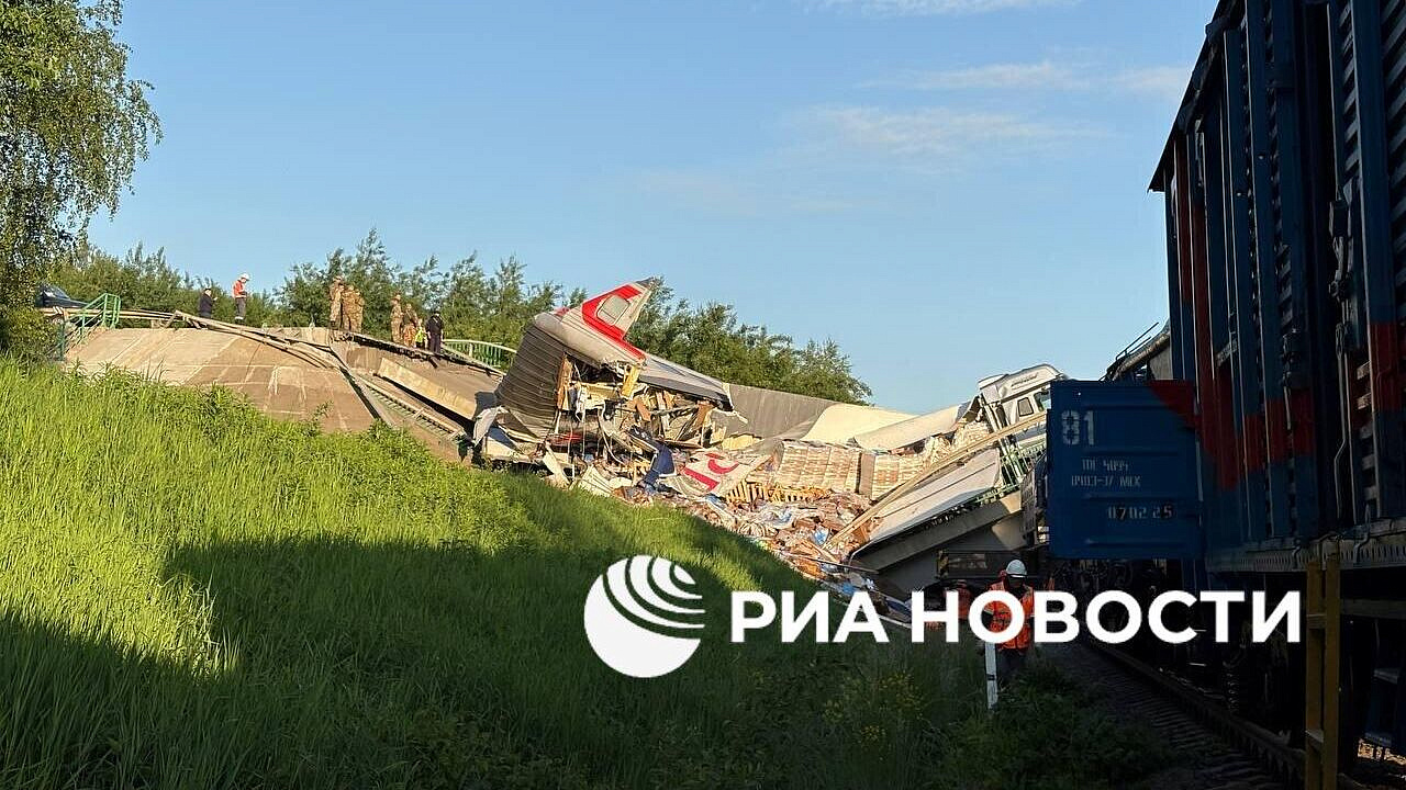 В Брянской области обрушившийся мост раздавил вагон поезда