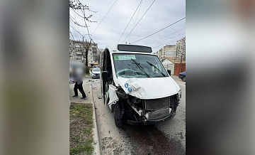 В Симферополе в ДТП с маршруткой пострадали три человека