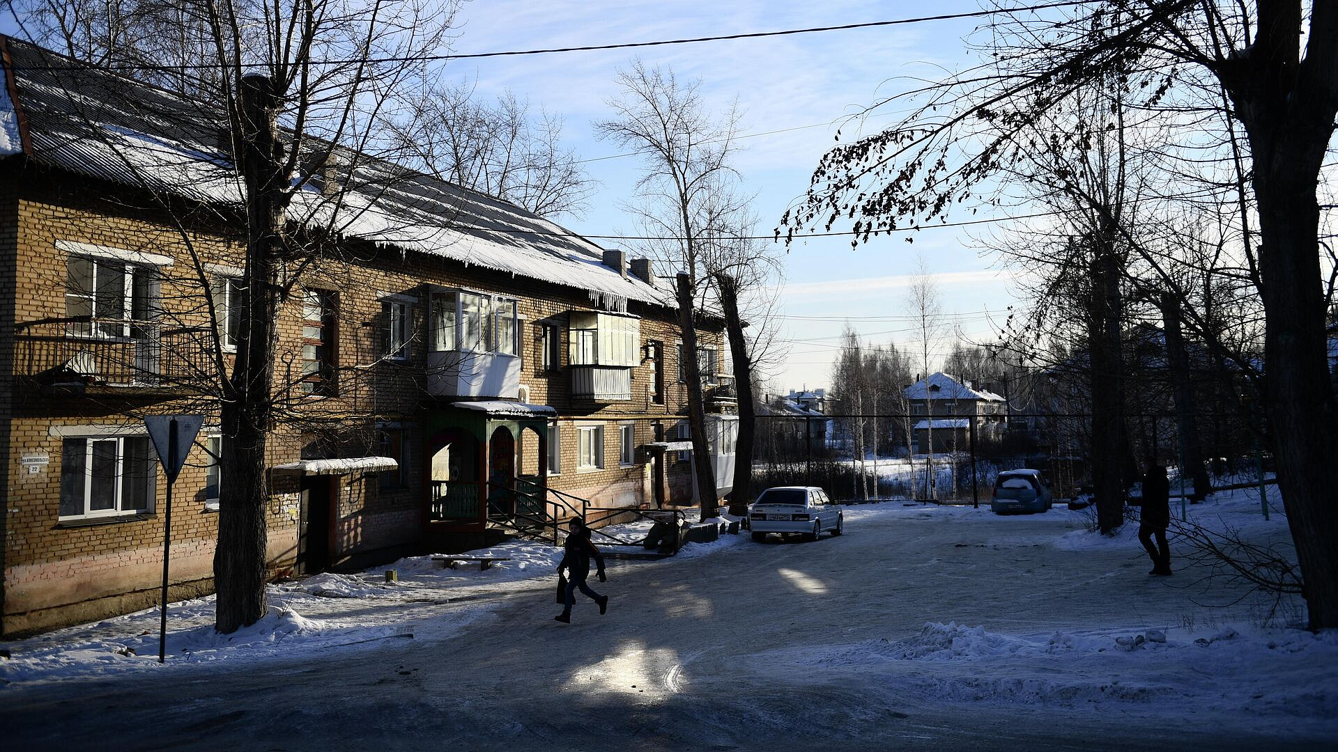 В Чувашии женщина рассмеялась после того, как на нее упал снег с крыши