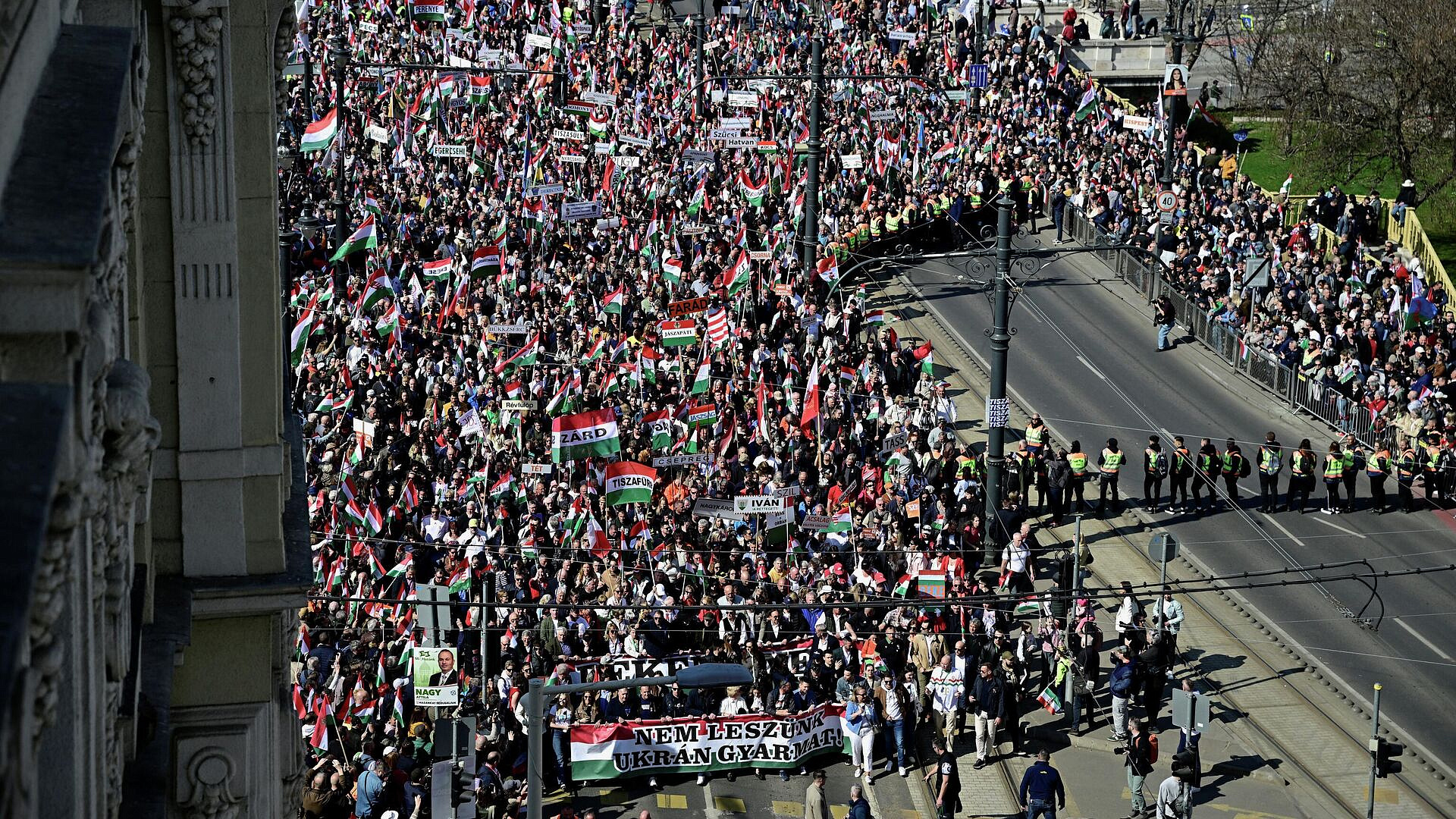 В Будапеште проходит марш в поддержку Орбана