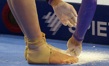 Российская гимнастка не повернулась к флагам во время гимна Украины