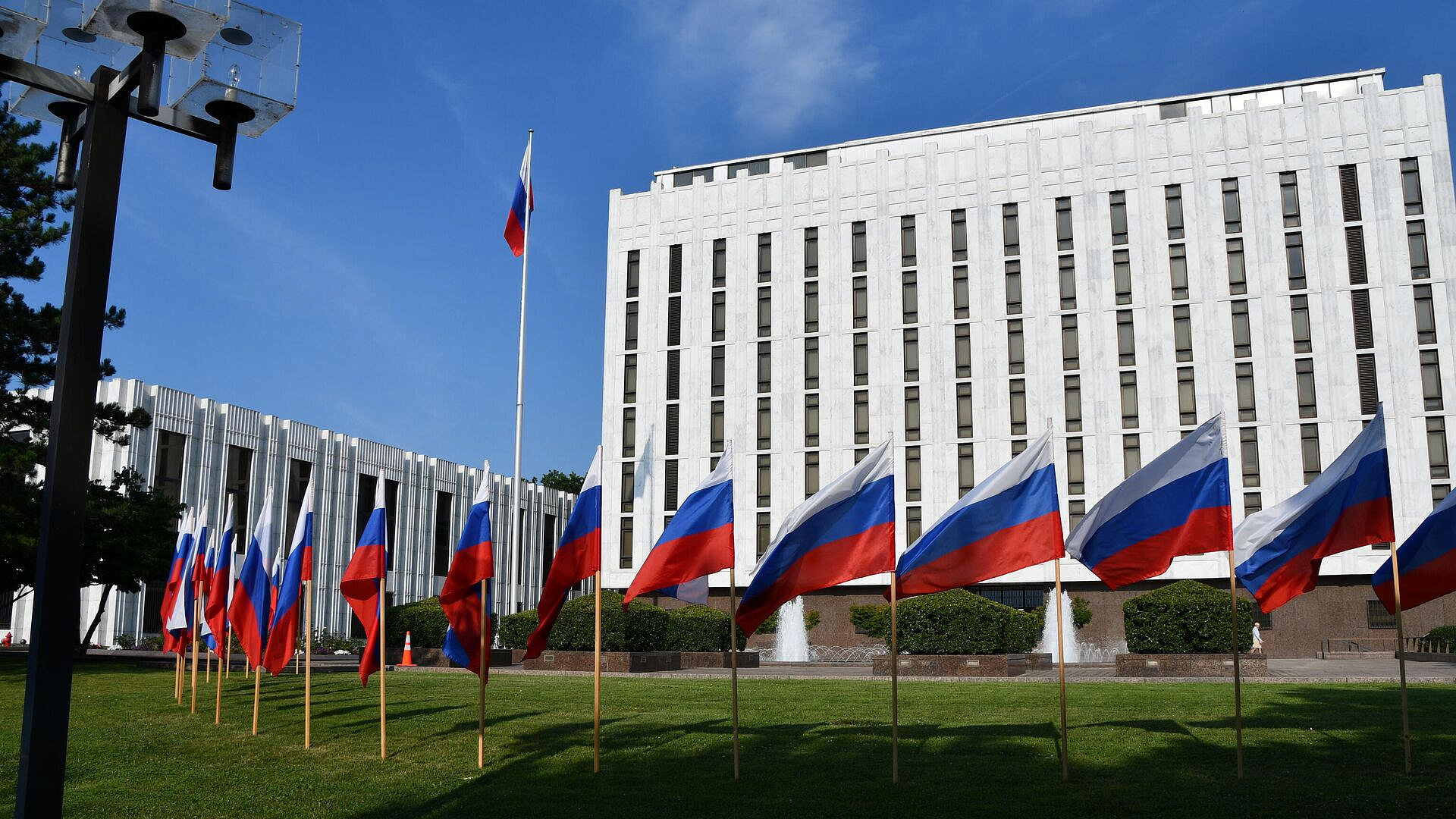 День Победы способствует нормализации отношений России и США, заявил посол