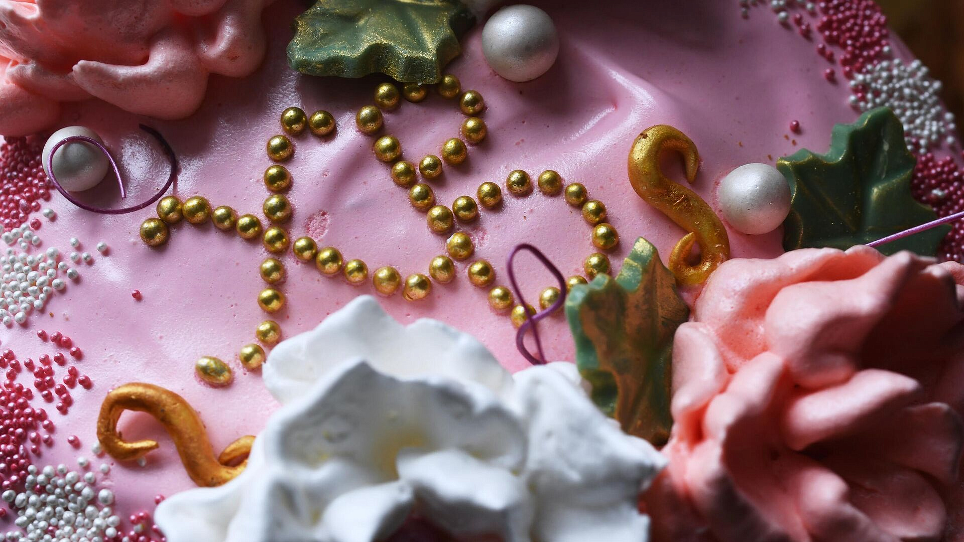 Адвокат объяснил, что может грозить сделавшей кальян на куличе москвичке