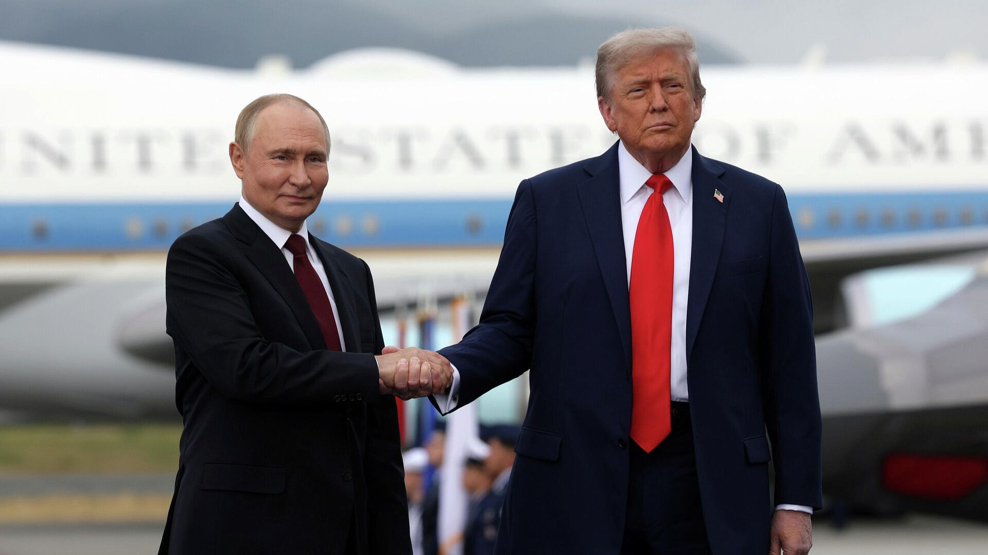 Путин и Трамп пока не обменивались поздравлениями, заявил Песков