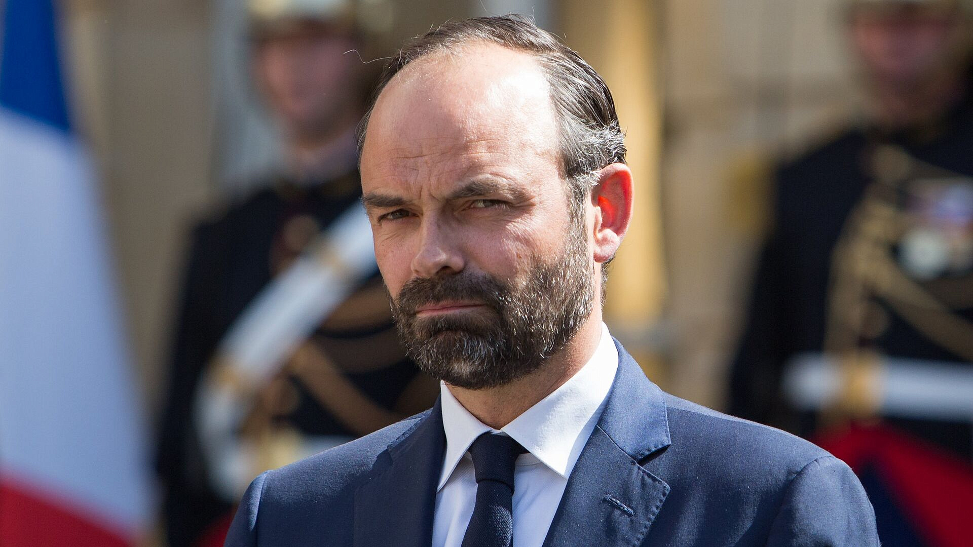 Экс-премьер Франции может составить конкуренцию Ле Пен, показал опрос