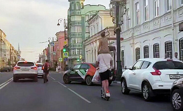 В Самаре отключили аккаунт самокатчика, проехавшего с девочкой на плечах