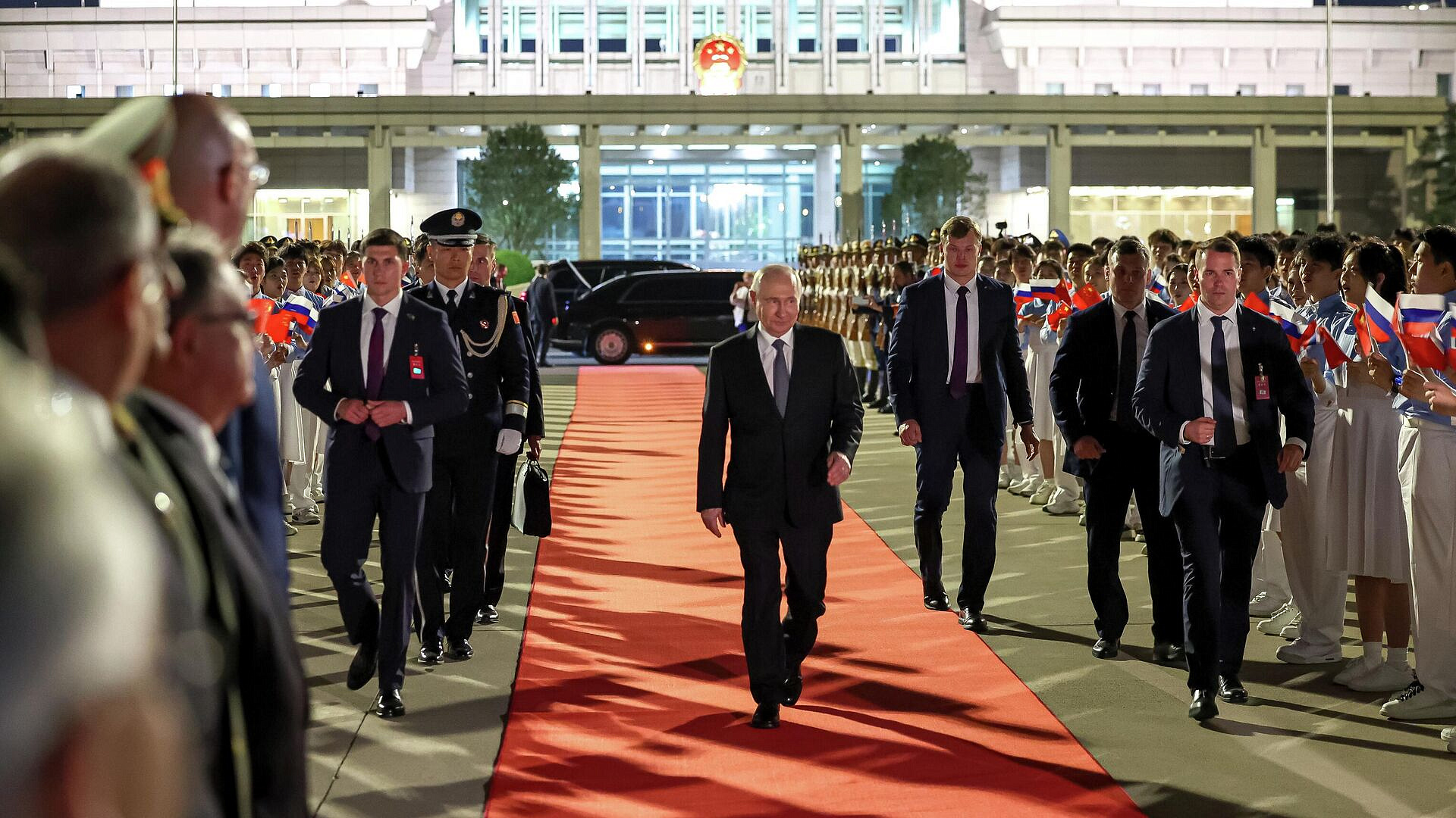Путин перед вылетом из Китая поговорил с вице-премьером Госсовета КНР