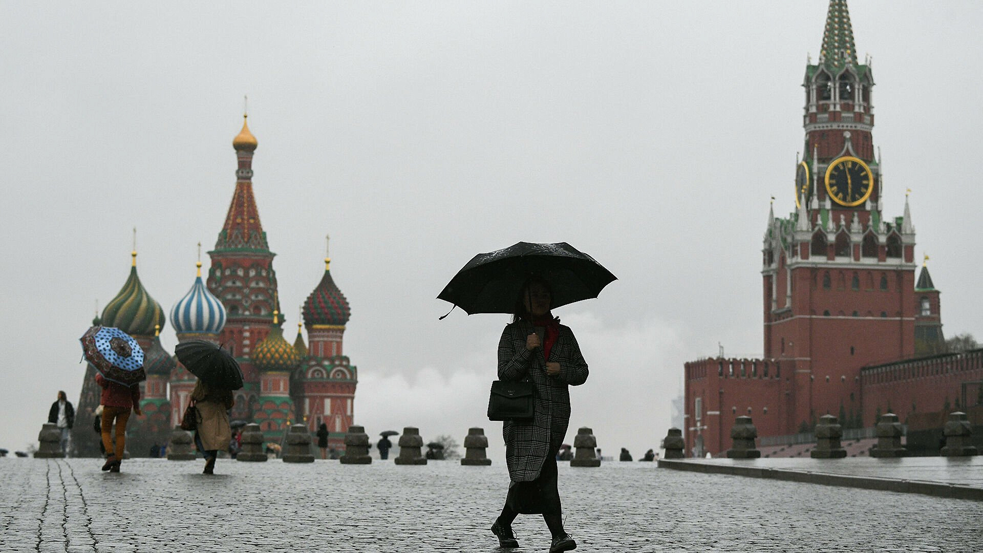 Хочу в москву сегодня. Красная площадь. Кремль дождь. Красная площадь дождь. Дождь в Москве.