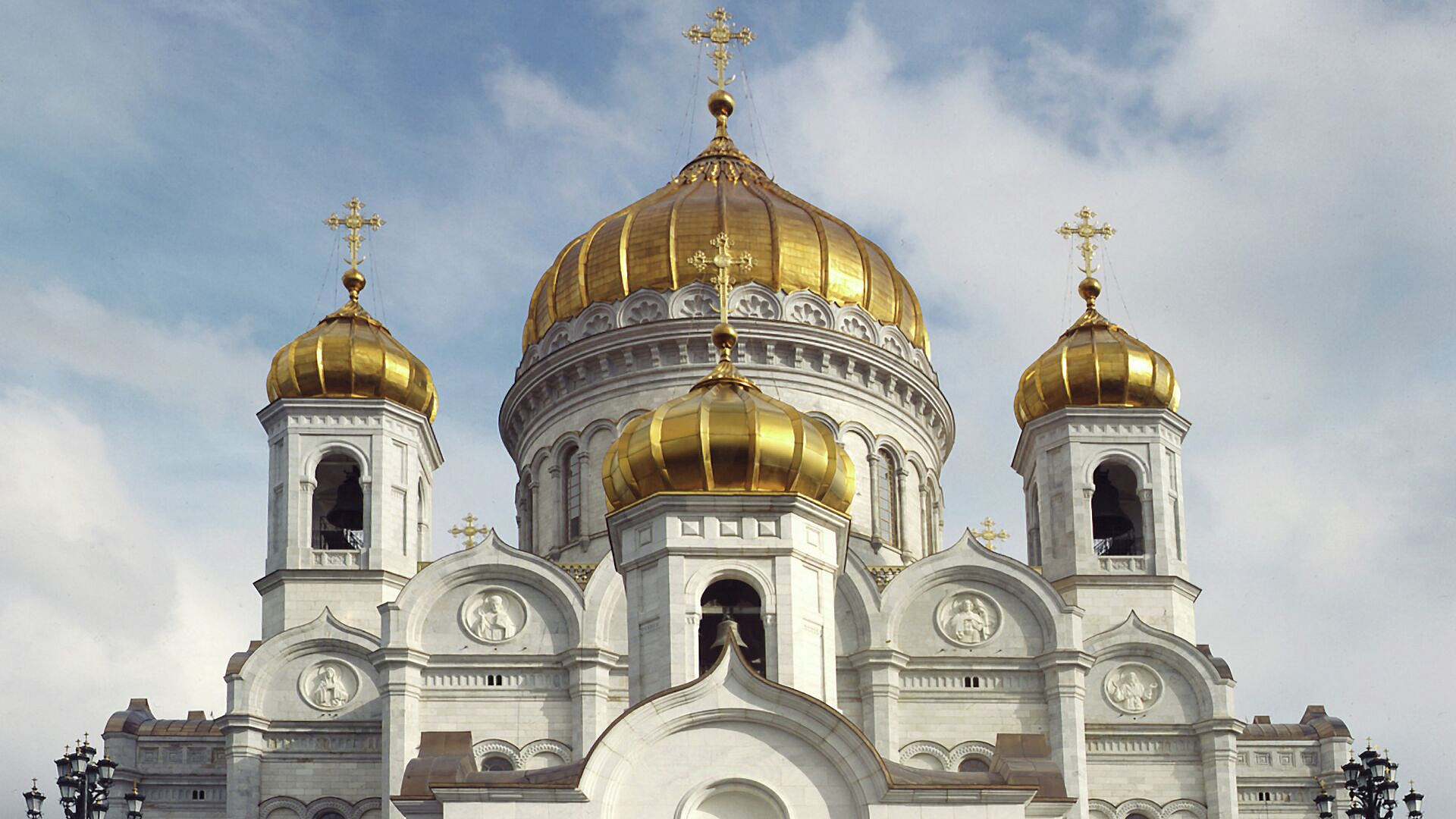 Собянин рассказал о сроках реставрации крестов на храме Христа Спасителя