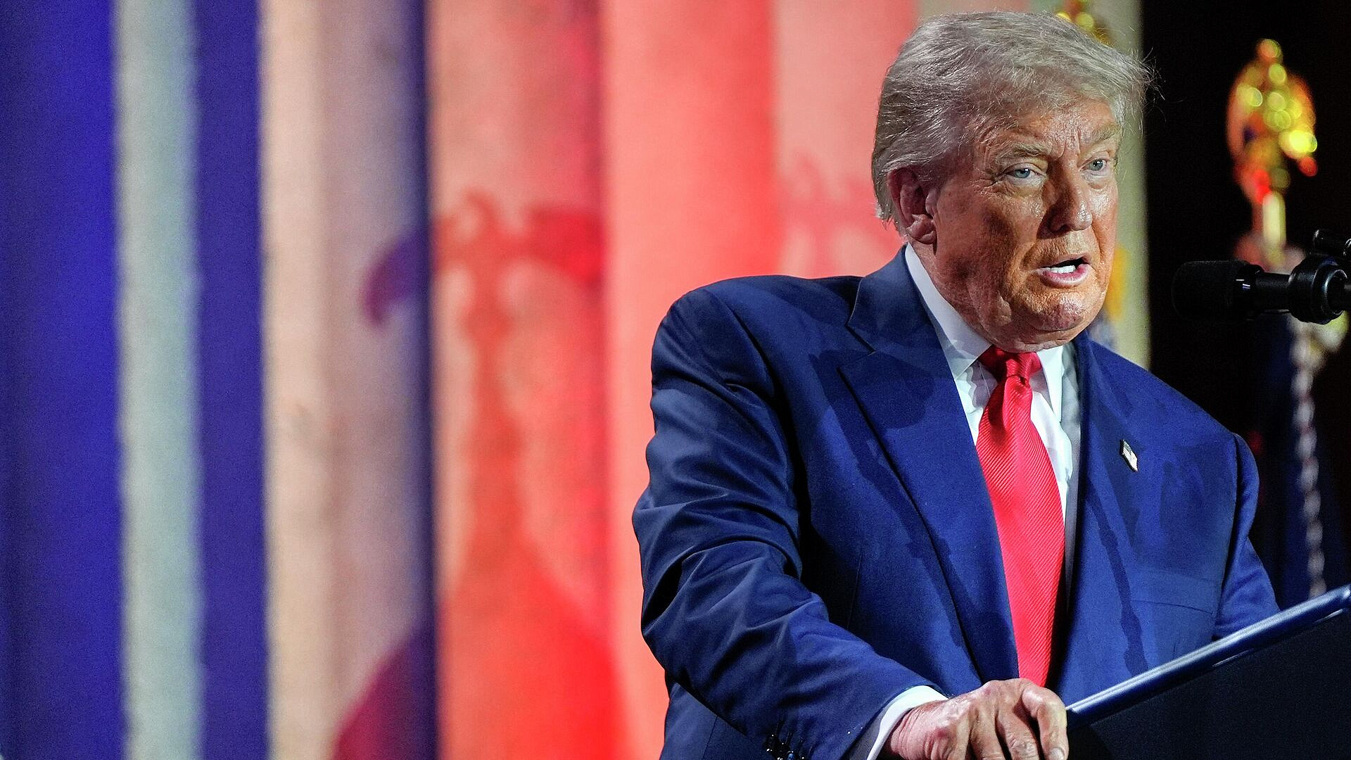 На первом "Трампофоне" неправильно изображен американский флаг