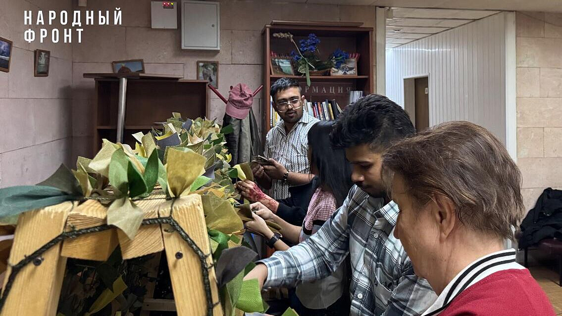 Студенты из Индии плетут маскировочные сети для бойцов СВО в Ярославле