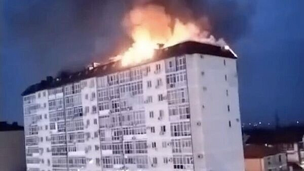 Пожарные спасли 12 человек из дома в Анапе, где загорелась мансарда