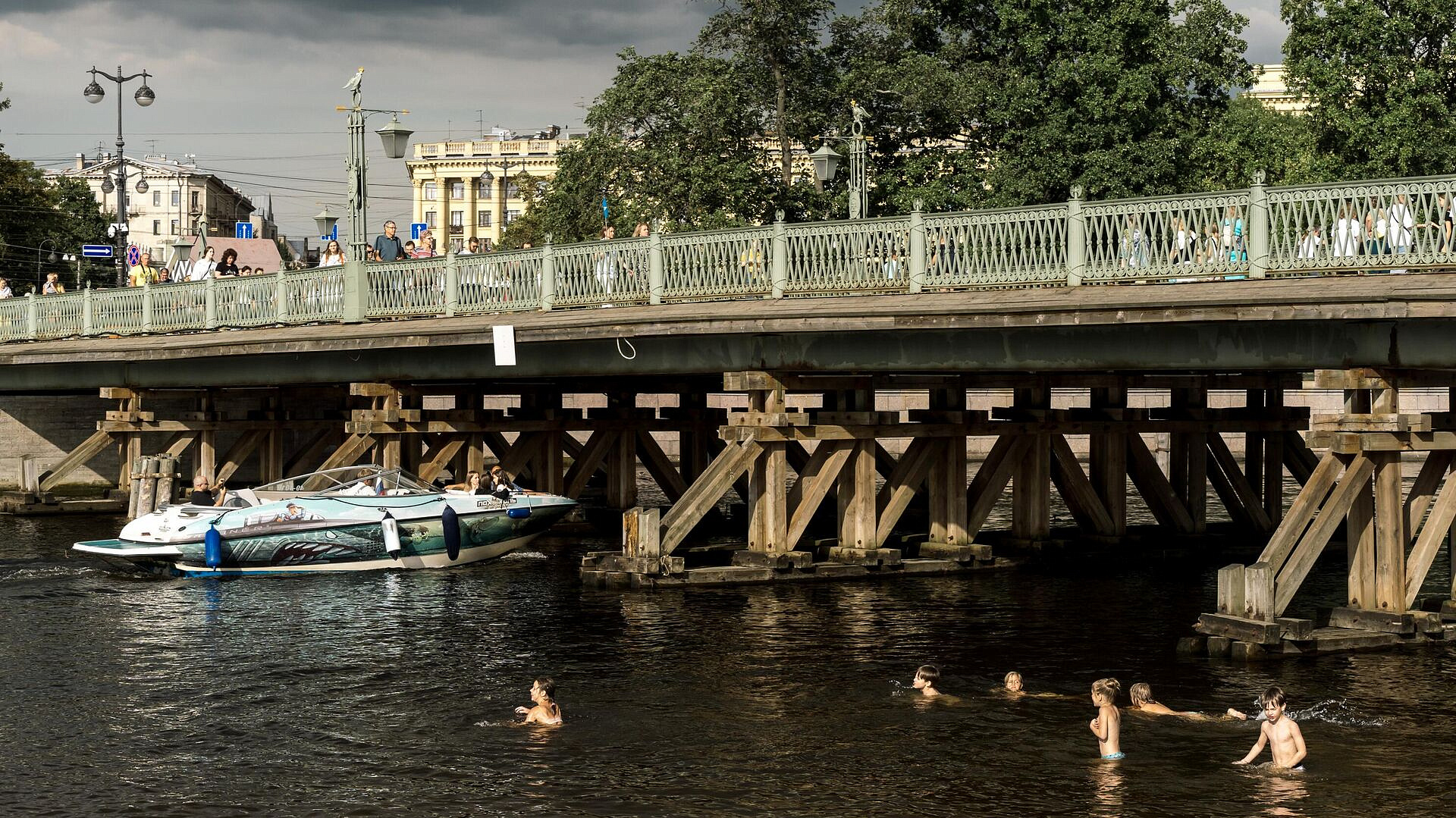 Врач предупредил об опасности купания в мае