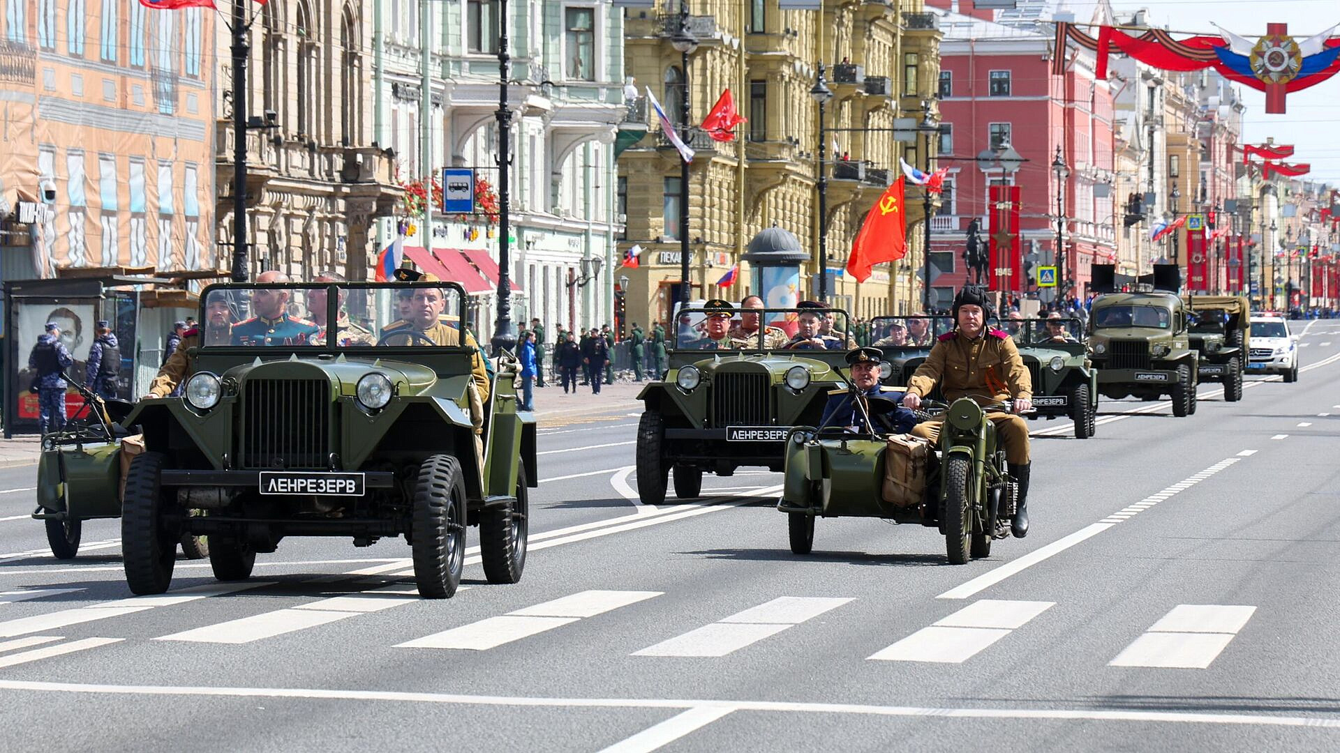 В Петербурге прошла колонна ретроавтомобилей