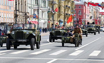 В Петербурге прошла колонна ретроавтомобилей