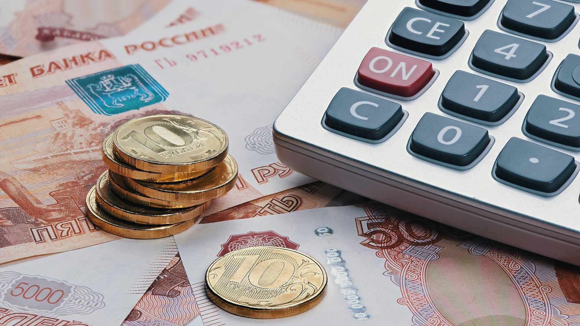 Названо количество регионов со средней зарплатой выше 100 тысяч рублей