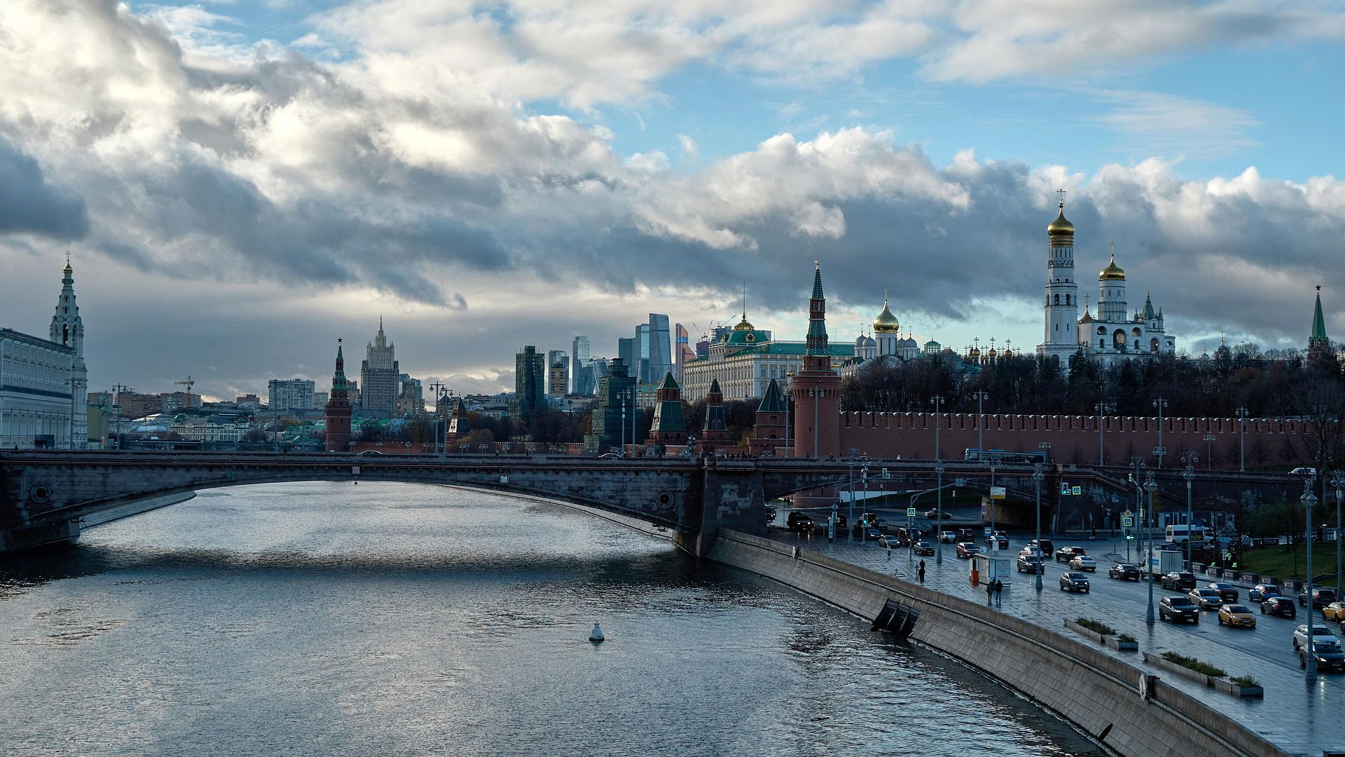 Гранитную облицовку отремонтируют на пяти набережных в Москве