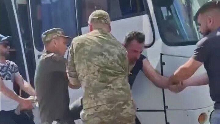 В Одессе насильно мобилизованные разбили окно автобуса и сбежали