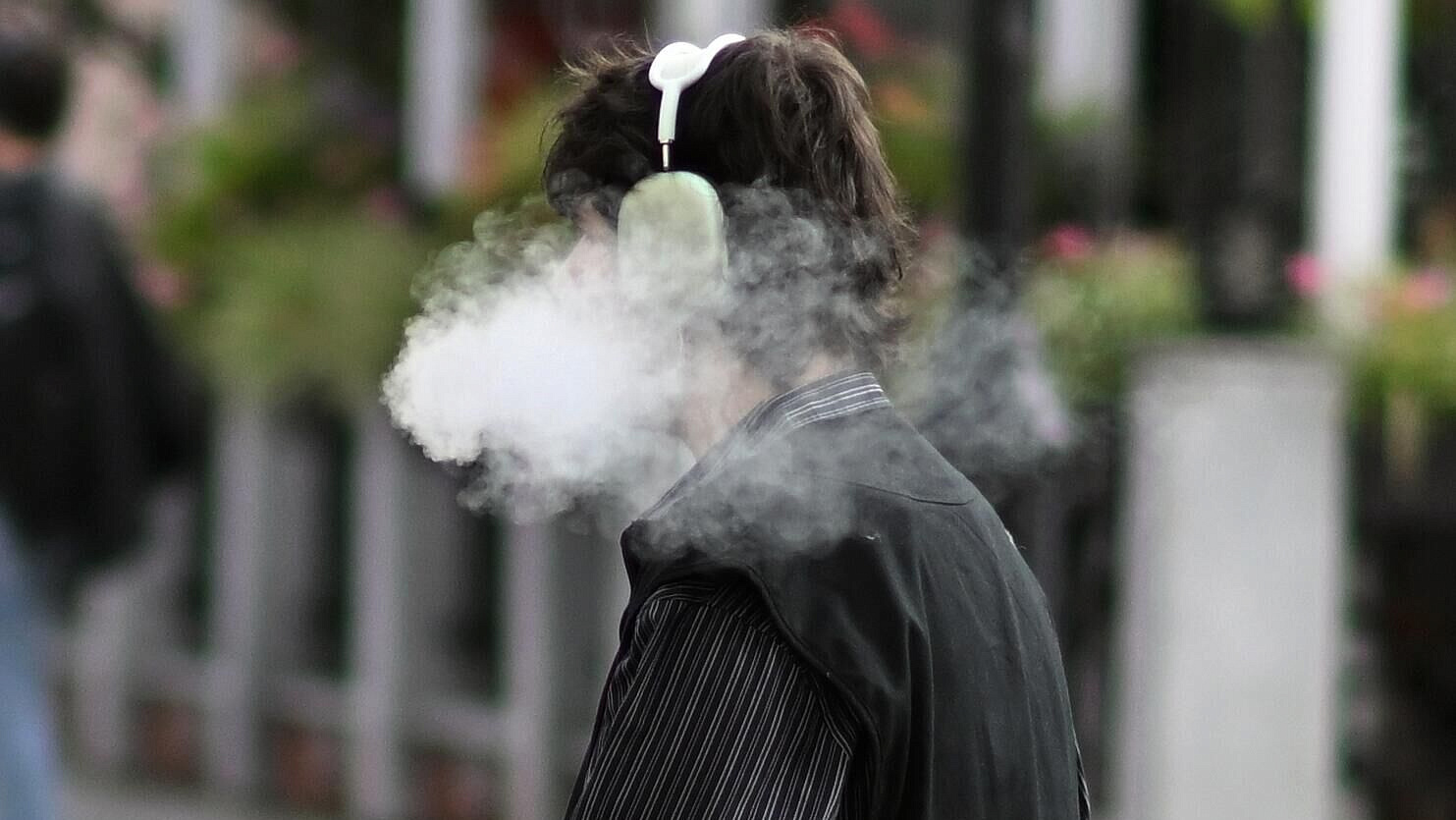 Госкомиссия поддержала инициативу запрета вейпов, сообщил Мантуров