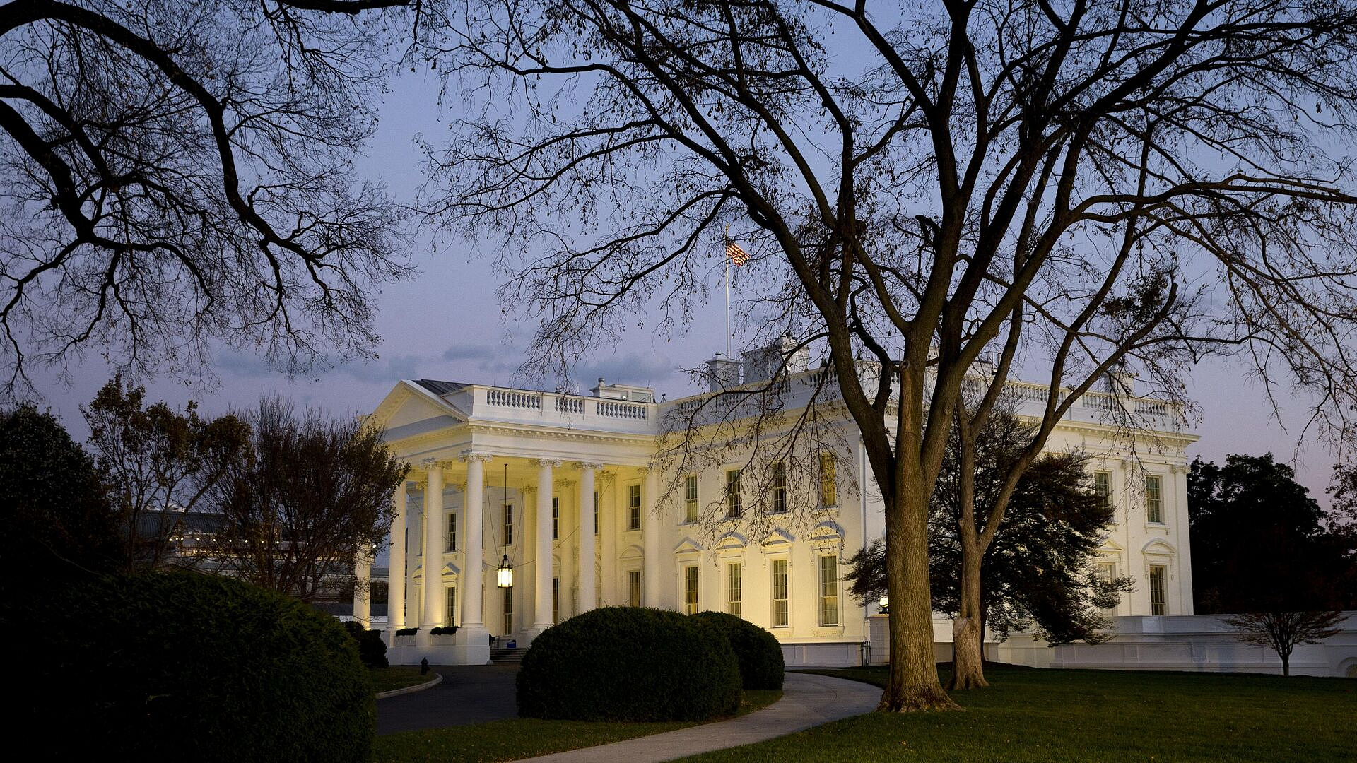 Иранские нефтепроводы взорвутся через три дня, заявил Трамп