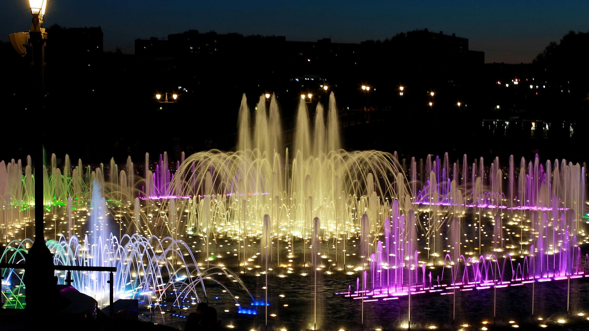 Светодинамический фонтан в "Царицыно" подготовили к открытию сезона