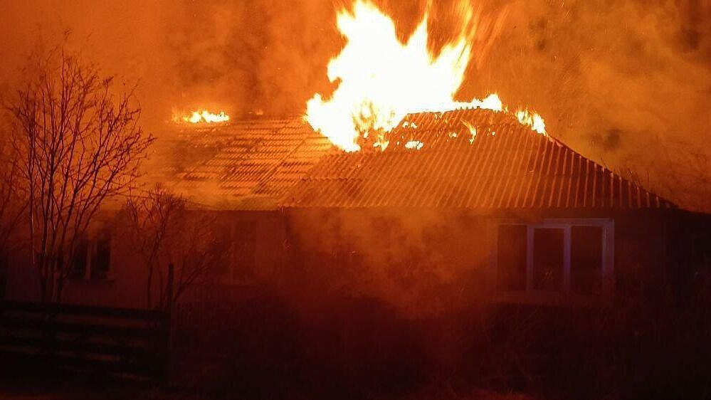 Пожар в красноярском селе Таежное локализовали на 900 квадратах