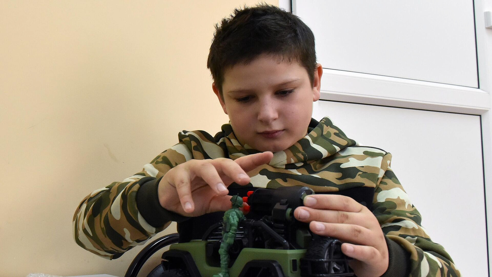 Мальчик, спасший детей под Брянском в 2023 году, пишет письма бойцам СВО