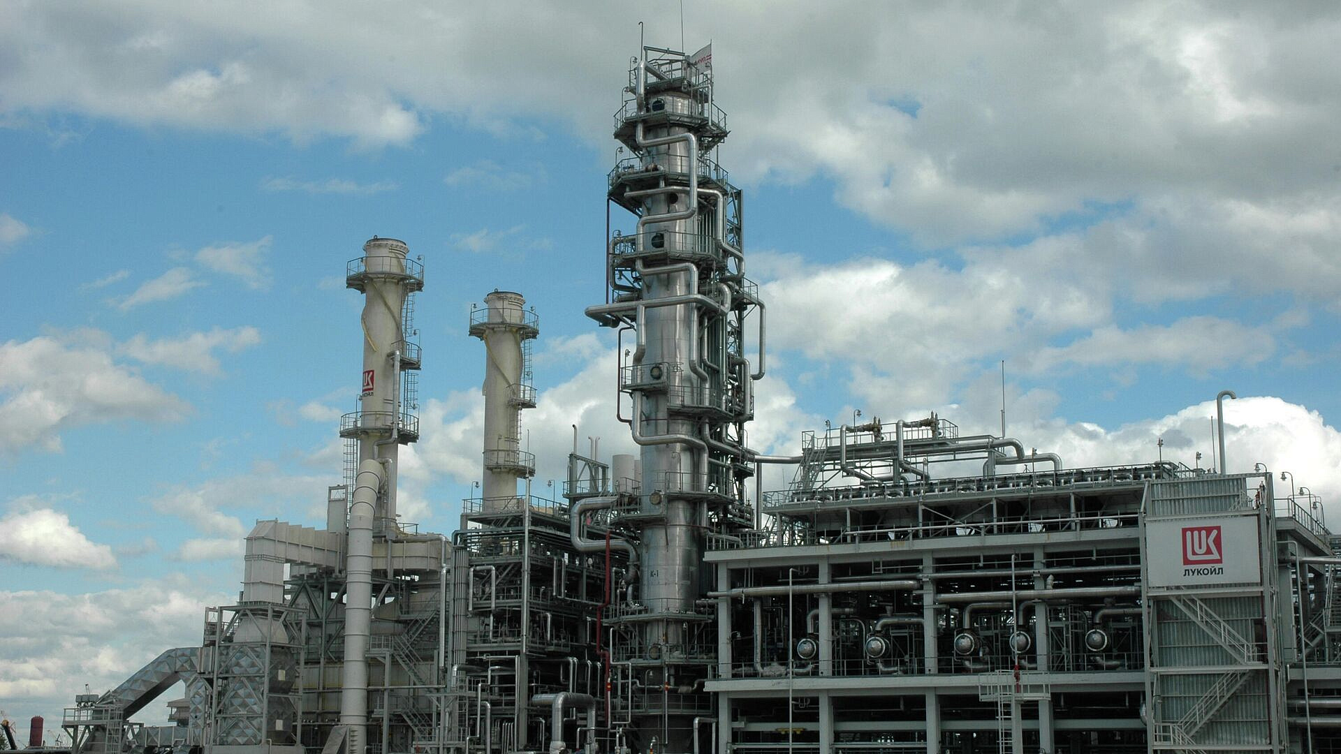 Тушить возгорание на нижегородском заводе "Лукойл" помогает пожарный поезд