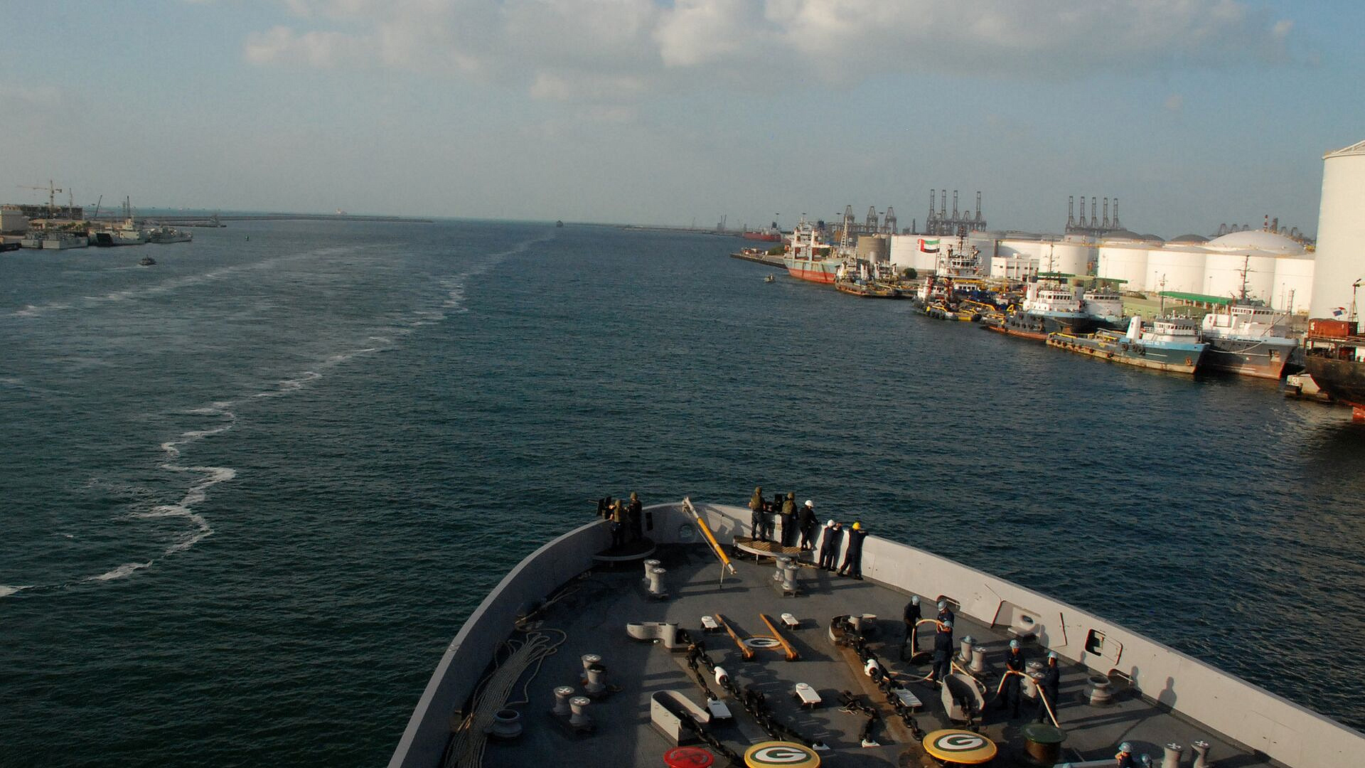 Неизвестный снаряд попал в контейнеровоз у побережья ОАЭ