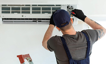 Россиян предупредили о штрафе за установку кондиционера в квартире