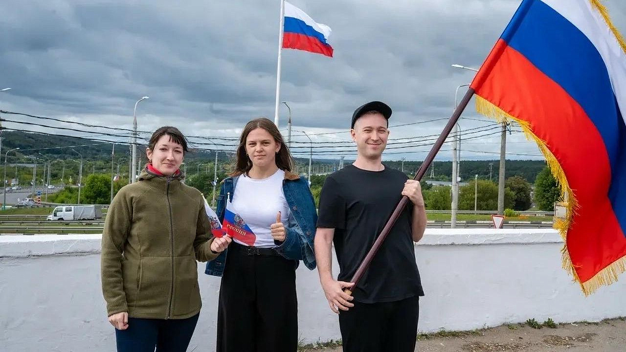 Калужане развернули гигантский триколор в День флага