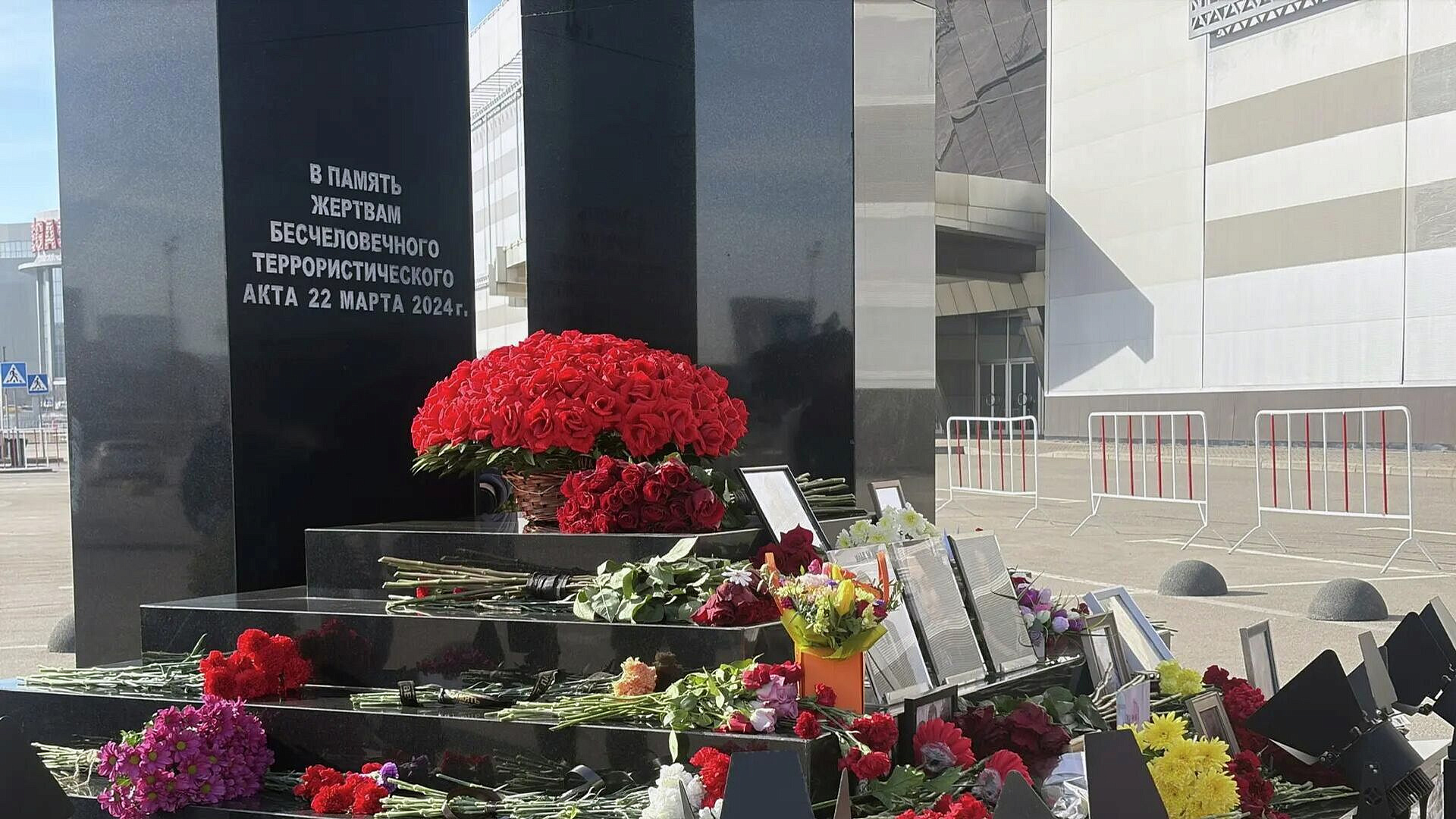 К мемориалу в память о жертвах теракта в "Крокусе" несут цветы