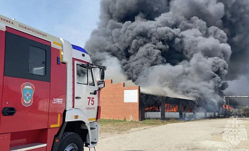 В МЧС назвали возможную причину пожара на складе в Тольятти