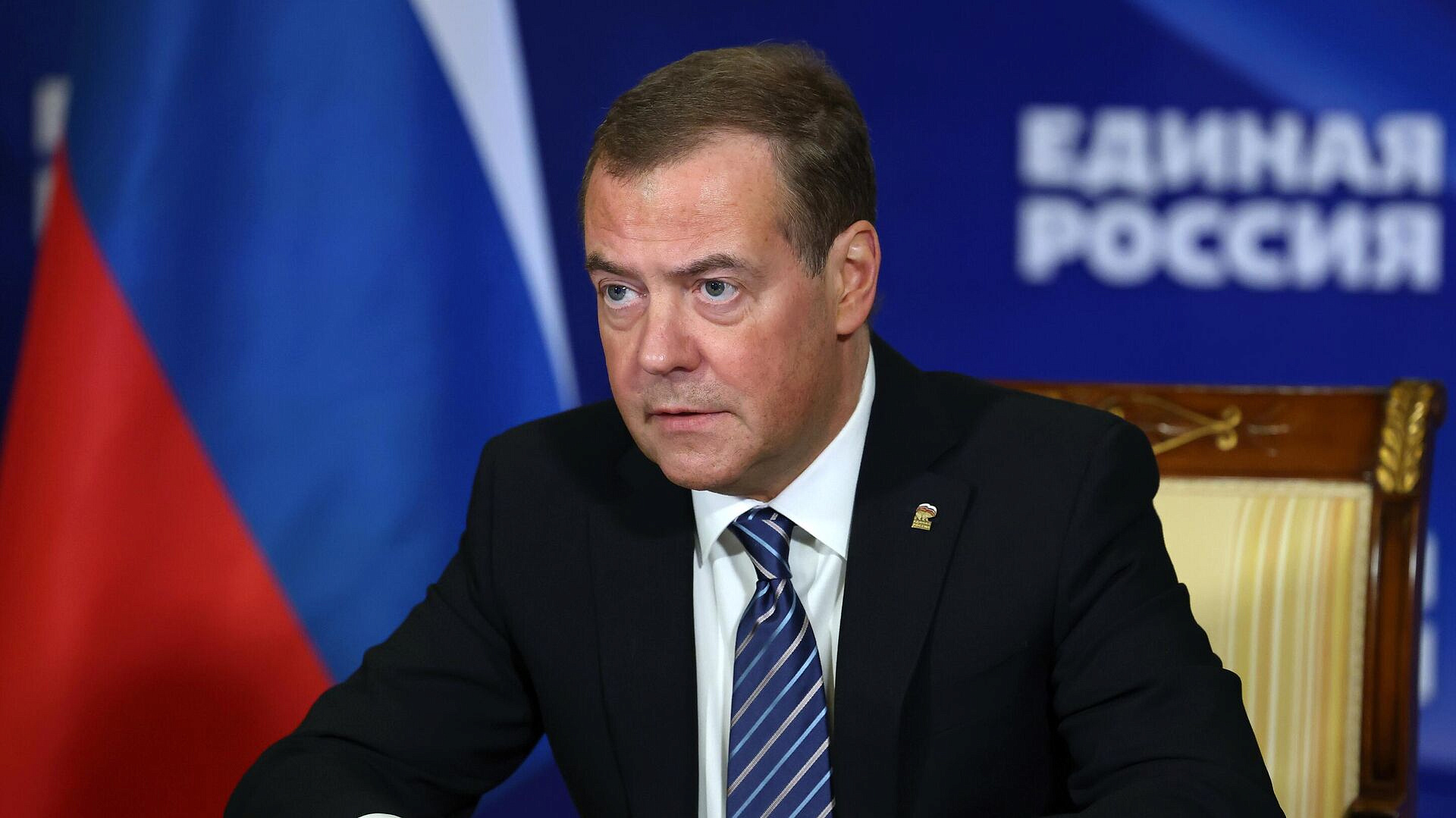 Киев оттягивает момент отъезда в Варшаву или Лондон, заявил Медведев