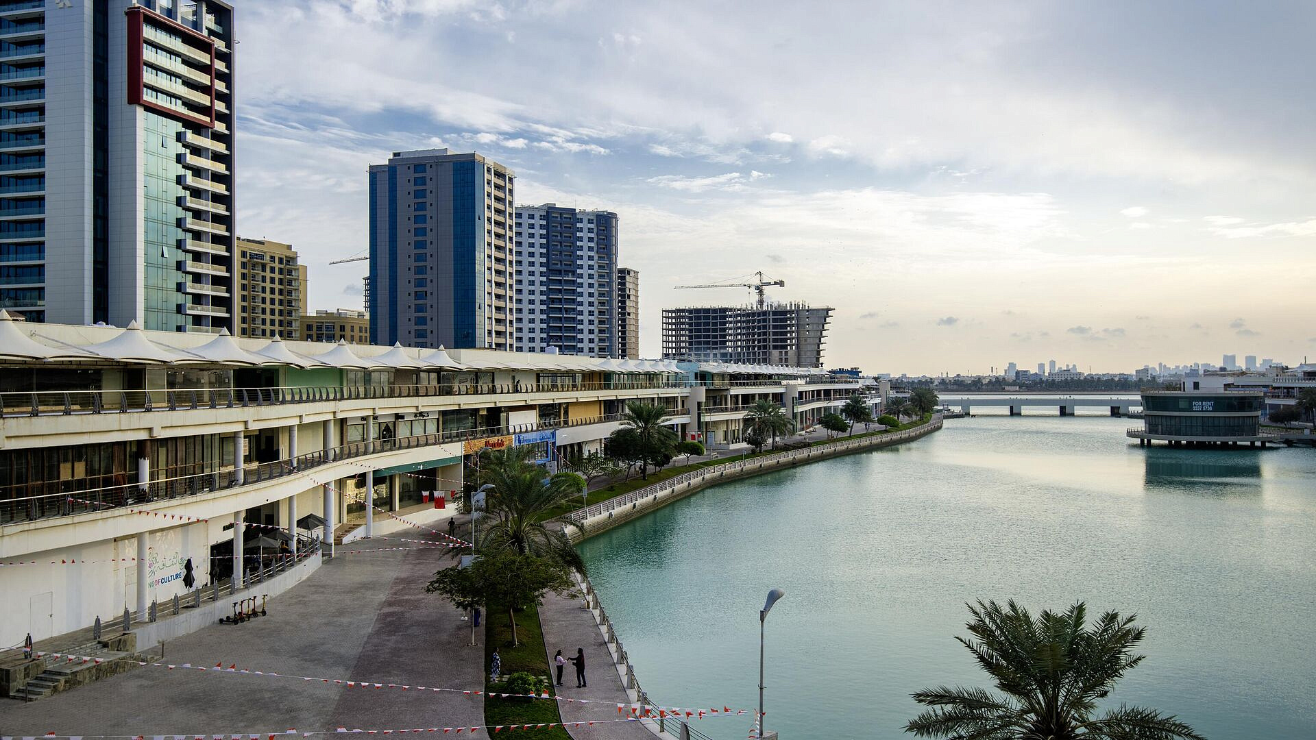 В Бахрейне потушили пожар на нефтеперерабатывающем заводе