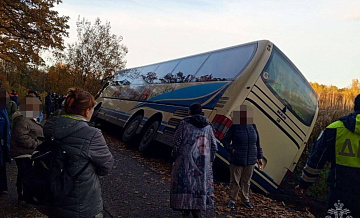 Под Калининградом экскурсионный автобус съехал в кювет