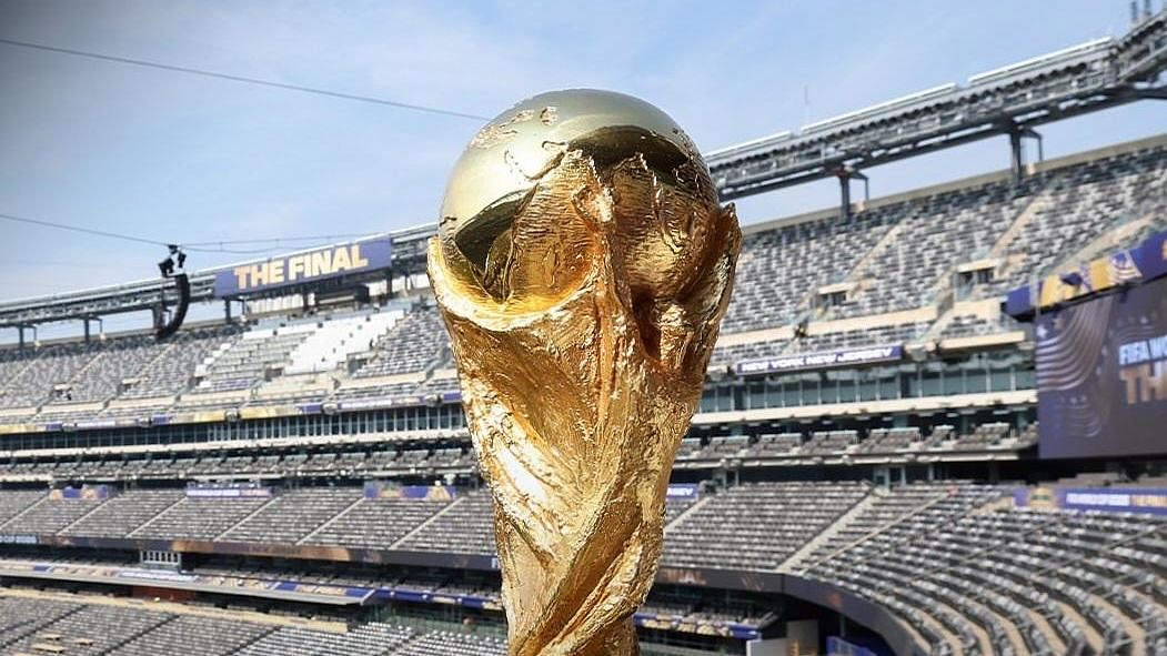 Кубок чемпионата мира по футболу принесли в ложу Трампа