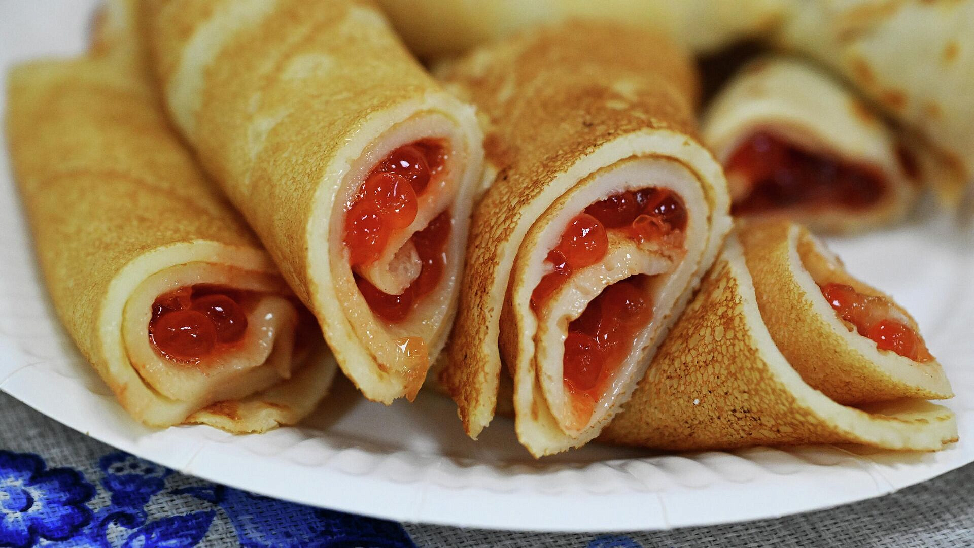 В Крыму испекли рекордный царь-блин