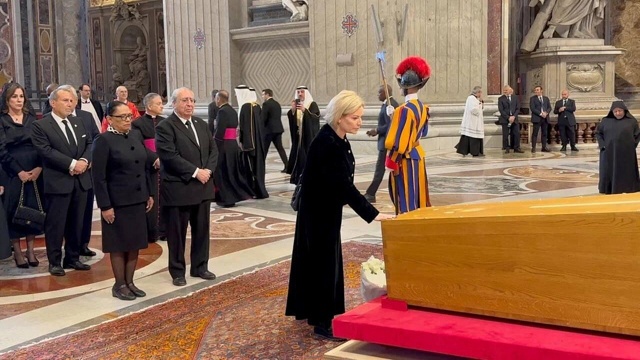 Министр культуры России присутствовала на похоронах папы римского