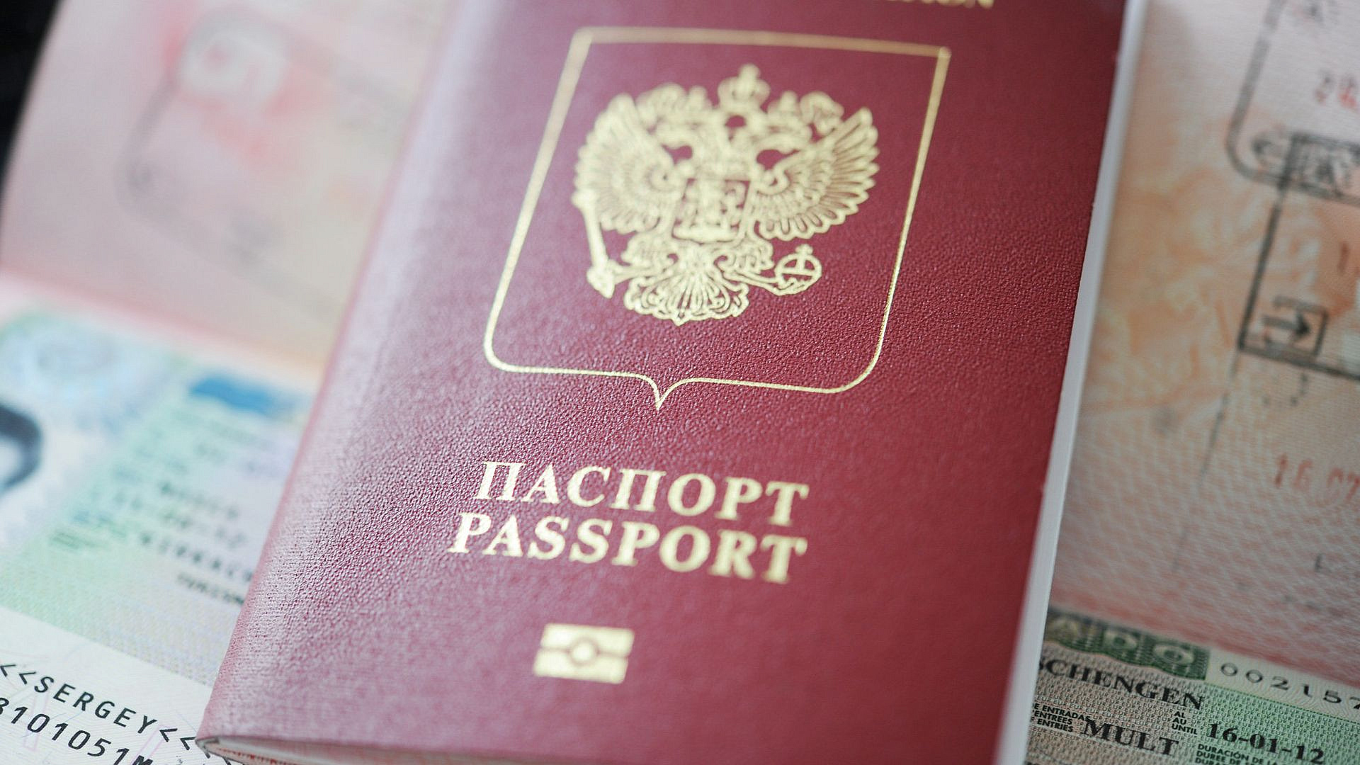 Четыре страны ЕС перестанут признавать российские небиометрические паспорта