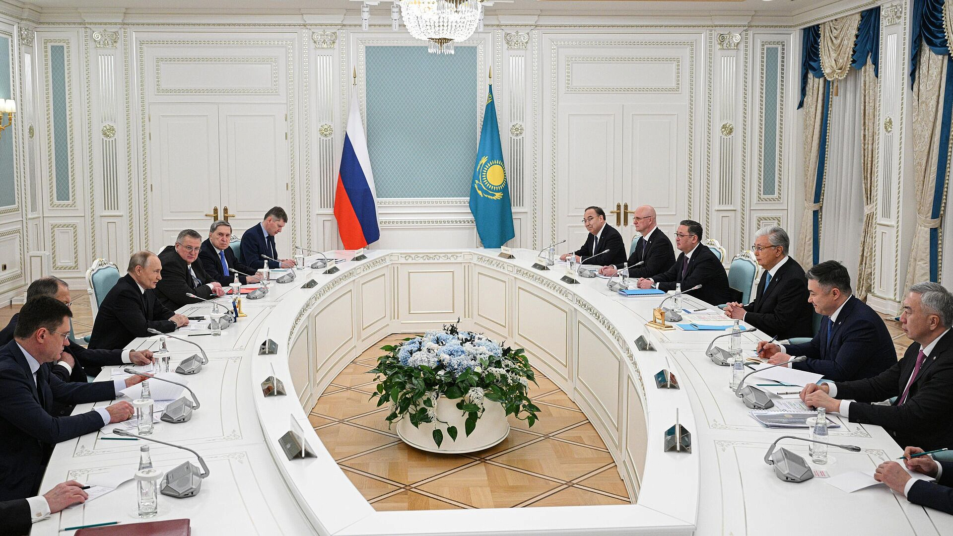 В Казахстан полправительства приехало, заявил Путин