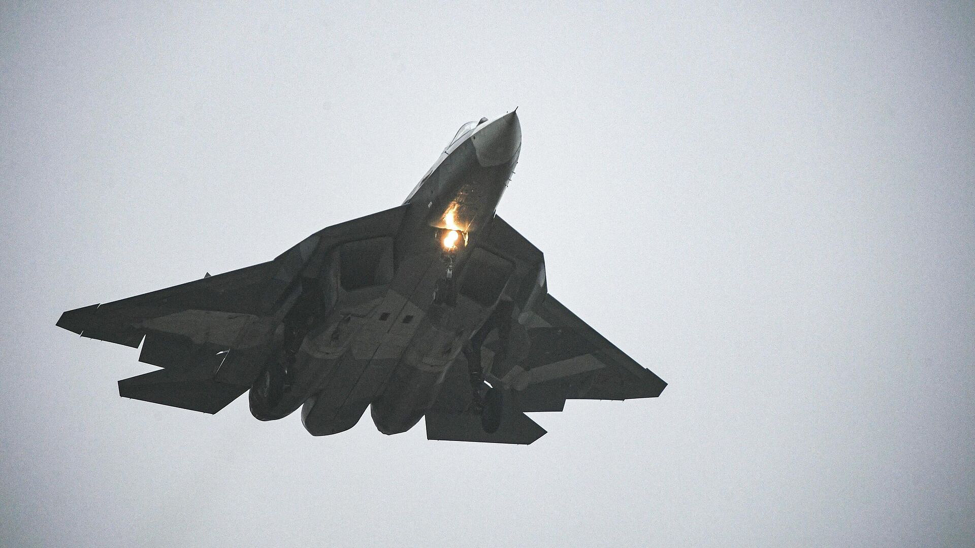 В "Ростехе" рассказали о первом полете новой версии Су-57