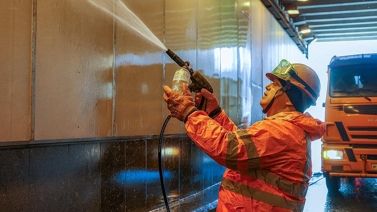 В Москве после зимы промыли более ста транспортных тоннелей
