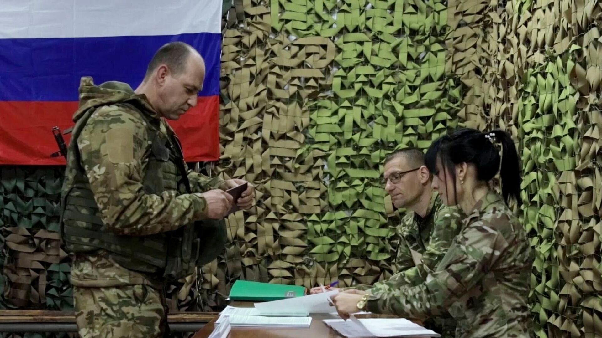 Путин привел в пример голосующих на фронте бойцов