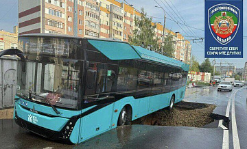 В Казани троллейбус завис над ямой
