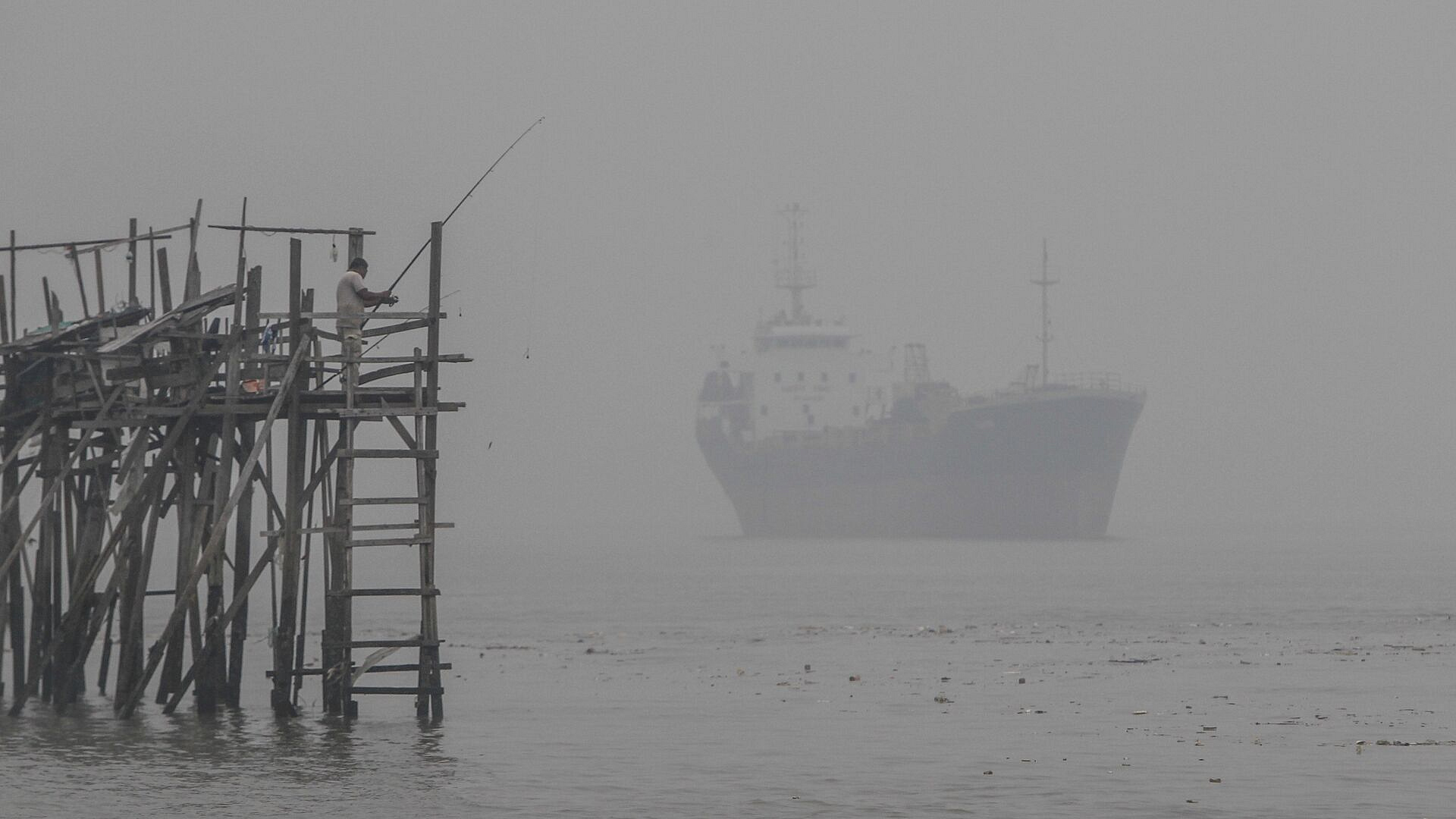 Власти Малайзии утверждают, что задержали два танкера с россиянами на борту