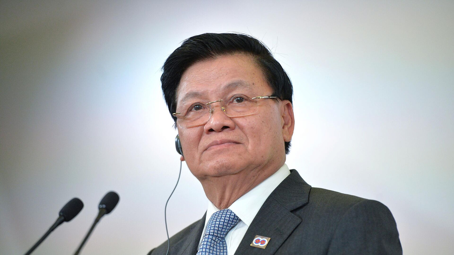 Президент Лаоса поблагодарил Путина за приглашение на парад Победы