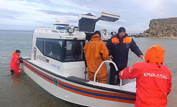 Поиски пропавших у Крыма рыбаков пока не дали результатов, заявили в МЧС