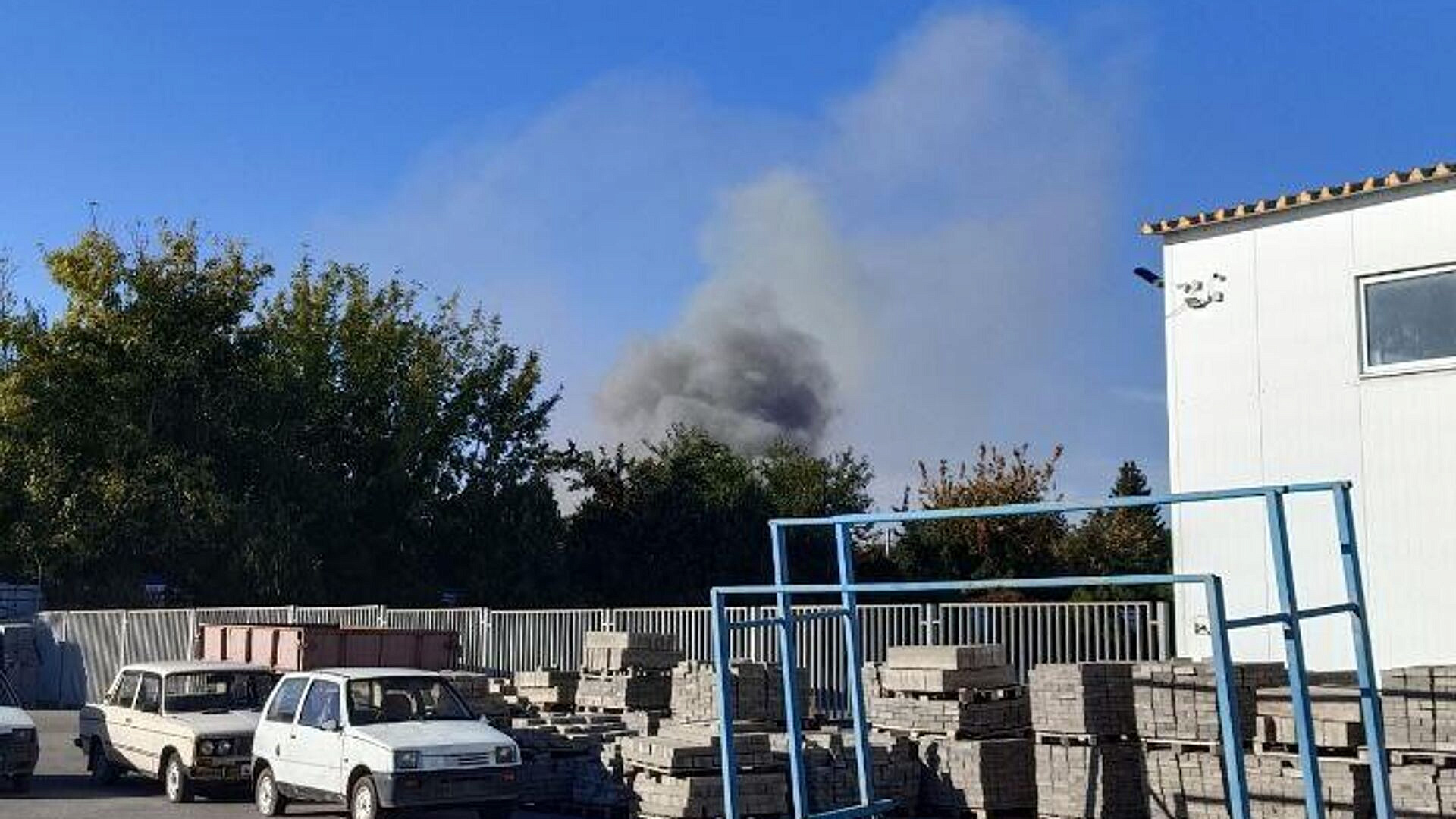 В Ростовской области вспыхнул пожар на складе