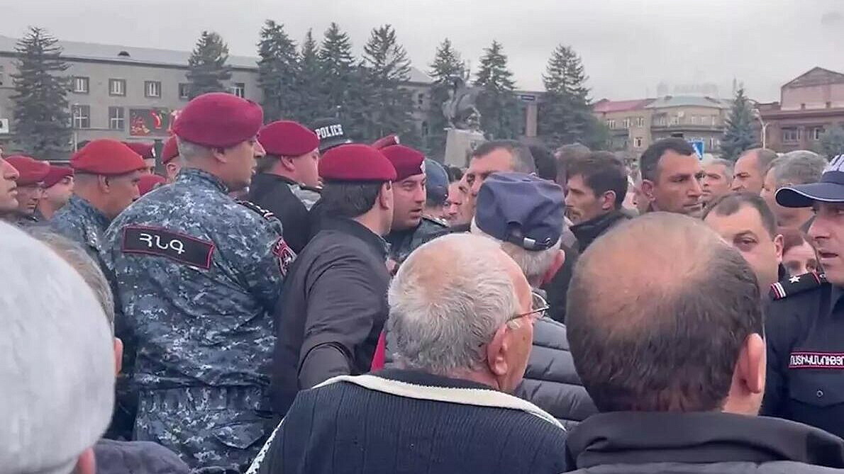 В Гюмри начались задержания сторонников мэра